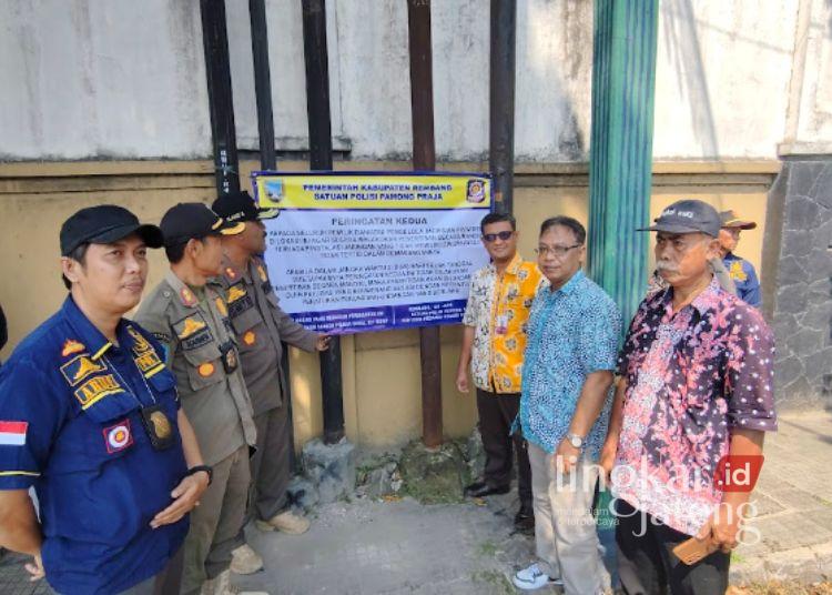 Kabel Semrawut Diduga Tak Berizin Menjamur di Rembang, Pemkab Beri Ultimatum 25 Petugas gabungan Pemkab Rembang memasang papan peringatan di sejumlah titik pemasangan tiang dan kabel jaringan internet yang diduga tidak berizin, Rabu, 3 Juni 2026. (Vicky Rio/Lingkarjateng.id)