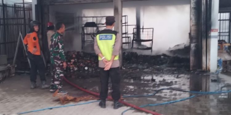 Kondisi bengkel sekaligus toko sparepart di Desa Sulang, Kecamatan Sulang, Kabupaten Rembang usai kebakaran pada Kamis, 11 Juni 2026 sekitar pukul 04.45 WIB. (Dok. Pribadi/Lingkarjateng.id)