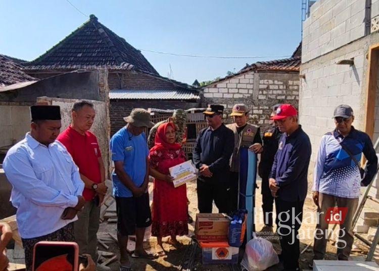 Bupati Rembang Tinjau Korban Kebakaran, Soroti Bahaya Korsleting hingga Armada Damkar 25 Bupati Rembang Harno beserta jajaran saat mengunjungi sekaligus memberikan bantuan korban kebakaran di Desa Meteseh, Kecamatan Kaliori, Jumat, 19 Juni 2026. (Vicky Rio/Lingkarjateng.id)