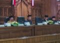 Bupati Rembang, Harno (kiri pertama) mengikuti rapat paripurna  pembahasan Rancangan Peraturan Daerah tentang Pertanggungjawaban Pelaksanaan APBD Tahun Anggaran 2025. (Vicky Rio/Lingkarjateng.id)