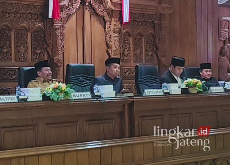 Bupati Rembang, Harno (kiri pertama) mengikuti rapat paripurna  pembahasan Rancangan Peraturan Daerah tentang Pertanggungjawaban Pelaksanaan APBD Tahun Anggaran 2025. (Vicky Rio/Lingkarjateng.id)