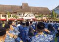 Peringati Hari Lahir Pancasila, Wabup Demak Ajak Masyarakat Jaga Harmoni Kebangsaan 34 Para ASN di lingkungan Pemkab Demak saat mengikuti upacara peringatan Hari Lahir Pancasila di Halaman Kantor Setda Demak, Senin, 1 Juni 2026. (M. Burhanuddin Aslam/Lingkarjateng.id)