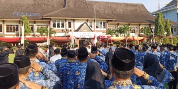Peringati Hari Lahir Pancasila, Wabup Demak Ajak Masyarakat Jaga Harmoni Kebangsaan 10 Para ASN di lingkungan Pemkab Demak saat mengikuti upacara peringatan Hari Lahir Pancasila di Halaman Kantor Setda Demak, Senin, 1 Juni 2026. (M. Burhanuddin Aslam/Lingkarjateng.id)