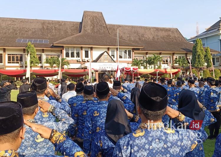 Peringati Hari Lahir Pancasila, Wabup Demak Ajak Masyarakat Jaga Harmoni Kebangsaan 25 Para ASN di lingkungan Pemkab Demak saat mengikuti upacara peringatan Hari Lahir Pancasila di Halaman Kantor Setda Demak, Senin, 1 Juni 2026. (M. Burhanuddin Aslam/Lingkarjateng.id)