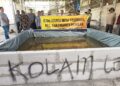 Petugas kepolisian bersama warga saat menggerebek lokasi yang diduga menjadi arena judi sabung ayam di Desa Brambang, Karangawen, Kabupaten Demak, Minggu, 31 Mei 2026. (M. Burhanuddin Aslam/Lingkarjateng.id)