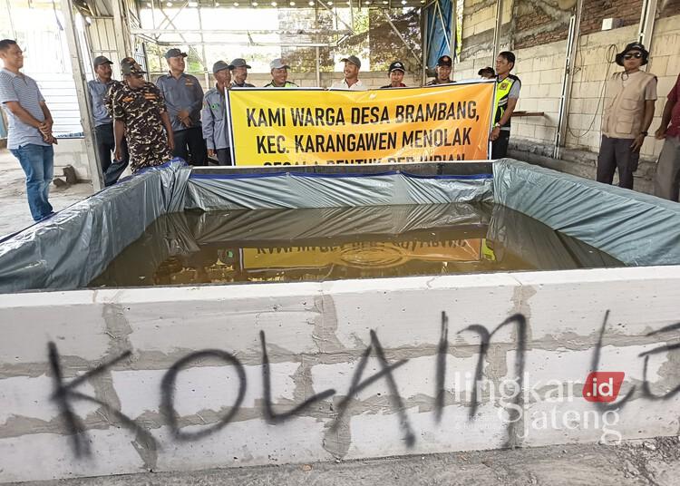 Digerebek Polisi, Lokasi Diduga Arena Judi Sabung Ayam di Demak Berubah Jadi Kolam Lele 25 Petugas kepolisian bersama warga saat menggerebek lokasi yang diduga menjadi arena judi sabung ayam di Desa Brambang, Karangawen, Kabupaten Demak, Minggu, 31 Mei 2026. (M. Burhanuddin Aslam/Lingkarjateng.id)