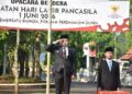 Plt. Bupati Pekalongan, Sukirman, memimpin upacara peringatan Hari Lahir Pancasila 2026 di halaman belakang Setda Kabupaten Pekalongan, Senin, 1 Juni 2026. (Fahri Akbar/Lingkarjateng.id)