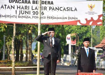 Plt. Bupati Pekalongan, Sukirman, memimpin upacara peringatan Hari Lahir Pancasila 2026 di halaman belakang Setda Kabupaten Pekalongan, Senin, 1 Juni 2026. (Fahri Akbar/Lingkarjateng.id)