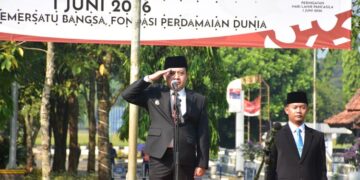 Plt. Bupati Pekalongan, Sukirman, memimpin upacara peringatan Hari Lahir Pancasila 2026 di halaman belakang Setda Kabupaten Pekalongan, Senin, 1 Juni 2026. (Fahri Akbar/Lingkarjateng.id)