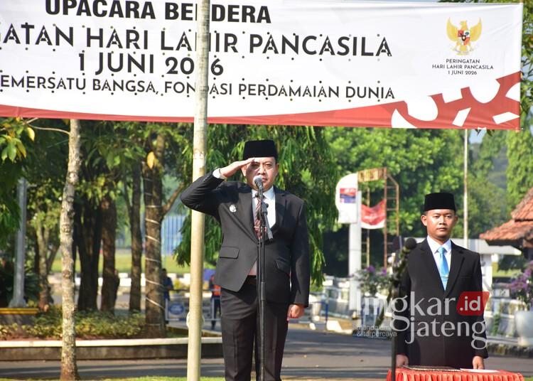 Hari Lahir Pancasila 2026, Plt Bupati Pekalongan Ajak ASN Jadi Teladan Masyarakat 25 Plt. Bupati Pekalongan, Sukirman, memimpin upacara peringatan Hari Lahir Pancasila 2026 di halaman belakang Setda Kabupaten Pekalongan, Senin, 1 Juni 2026. (Fahri Akbar/Lingkarjateng.id)