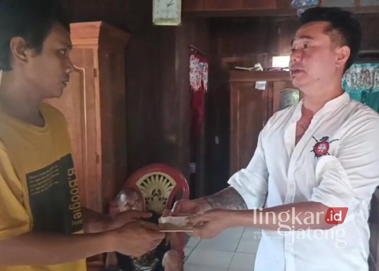 Jumat Berbagi, Yakusa Pati Beri Santunan Bocah Korban Luka Bakar Tradisi Ogoh-Ogoh di Jaken 25 Ketua Yakusa Pati, Aris Sutiyono, menyerahkan bantuan kepada ayah bocah luka bakar di Dukuh Plosorejo, Desa Mojoluhur, Kecamatan Jaken, Kabupaten Pati, Jumat, 5 Juni 2026. (Lingkarjateng.id)