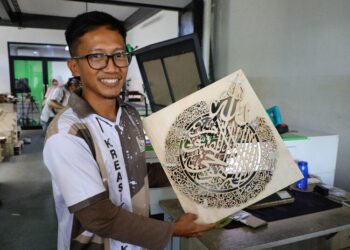 Didukung Pemprov Jateng, UMKM Kaligrafi Kayu Asal Boyolali Tembus Pasar 24 Negara 27 Perintis Kreasi Kayuku, Fatta Yasin M, menunjukkan kerajinan kaligrafi kayu di tempat produksi di Desa Dibal, Kecamatan Ngemplak, Kabupaten Boyolali, Sabtu, 13 Juni 2026. (Humas Pemprov Jateng/Lingkarjateng.id)