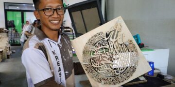 Didukung Pemprov Jateng, UMKM Kaligrafi Kayu Asal Boyolali Tembus Pasar 24 Negara 16 Perintis Kreasi Kayuku, Fatta Yasin M, menunjukkan kerajinan kaligrafi kayu di tempat produksi di Desa Dibal, Kecamatan Ngemplak, Kabupaten Boyolali, Sabtu, 13 Juni 2026. (Humas Pemprov Jateng/Lingkarjateng.id)