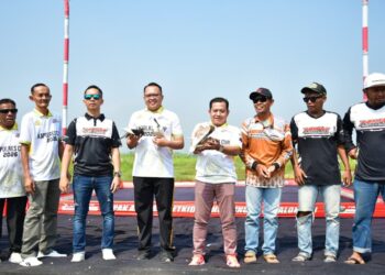 Plt Bupati Pekalongan, Sukirman, bersama Kapolres Pekalongan, AKBP Rachmad C. Yusuf, secara simbolis membuka Lomba Utama Merpati Kolong Tinggi “Kapolres Cup” dalam rangka HUT ke-80 Bhayangkara di Lapak Angkasa, Wonopringgo, Jumat, 19 Juni 2026. (Fahri Akbar/Lingkarjateng.id)