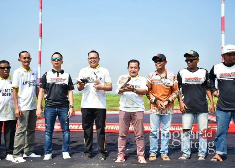 Plt Bupati Pekalongan, Sukirman, bersama Kapolres Pekalongan, AKBP Rachmad C. Yusuf, secara simbolis membuka Lomba Utama Merpati Kolong Tinggi “Kapolres Cup” dalam rangka HUT ke-80 Bhayangkara di Lapak Angkasa, Wonopringgo, Jumat, 19 Juni 2026. (Fahri Akbar/Lingkarjateng.id)