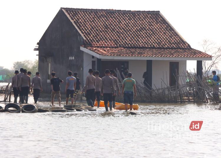 Polres Kendal Evakuasi Warga Terdampak Rob di Kelurahan Balok ke Hunian Aman 25 Personel Polres Kendal mengevakuasi warga terdampak rob di Kelurahan Balok, Kecamatan Kendal Kota, Kabupaten Kendal, Jumat, 19 Juni 2026. (Humas Polres Kendal/Lingkarjateng.id)