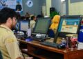Sejumlah petugas pendaftaran SPMB tahun ajaran 2026/2027 di Kantor Dinas Pendidikan Kota Salatiga, Selasa, 2 Juni 2026. (Dok.Prokompim Setda Salatiga/Lingkarjateng.id)