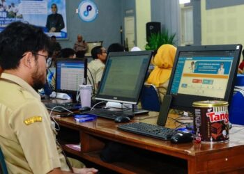 Sejumlah petugas pendaftaran SPMB tahun ajaran 2026/2027 di Kantor Dinas Pendidikan Kota Salatiga, Selasa, 2 Juni 2026. (Dok.Prokompim Setda Salatiga/Lingkarjateng.id)