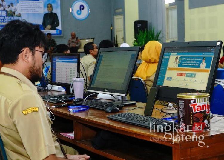 SPMB Salatiga 2026 Resmi Dibuka, Simak Jadwal Pendaftaran, Pengumuman dan Daftar Ulang 25 Sejumlah petugas pendaftaran SPMB tahun ajaran 2026/2027 di Kantor Dinas Pendidikan Kota Salatiga, Selasa, 2 Juni 2026. (Dok.Prokompim Setda Salatiga/Lingkarjateng.id)