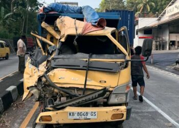Truk Fuso Mitsubishi Colt Diesel ringsek setelah menabrak bagian belakang truk Tronton di jalan lingkar selatan (JLS) Salatiga, Kamis, 4 Juni 2026. (Dok.Humas Polres Salatiga/Lingkarjateng.id)