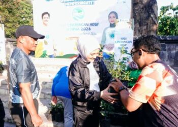 Wakil Wali Kota Salatiga Nina Agustin membagikan bantuan bibit tanaman kepada peserta peringatan hari lingkungan hidup sedunia di Alun-alun Pancasila, Jumat, 5 Juni 2026. (Dok. Prokompim Setda Salatiga/Lingkarjateng.id)