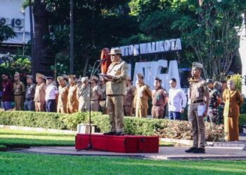 Wali Kota Salatiga Robby Hernawan saat memimpin apel luar biasa Hari Lingkungan Hidup Sedunia Tahun 2026 di Halaman Kantor Pemkot Salatiga, Senin, 8 Juni 2026. (Dok.Prokompim Setda Salatiga/Lingkarjateng.id)
