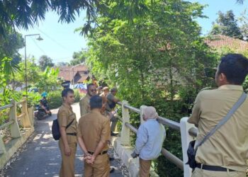 Petugas DLH dan Satpol PP Kota Salatiga meminta keterangan warga terkait dugaan pencemaran sungai di lingkungan RT 03 RW 11, Kelurahan Ledok, Kecamatan Argomulyo, Rabu, 10 Juni 2026. (Dok. DLH Salatiga/Lingkarjateng.id)