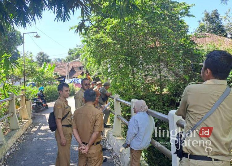 Air Sungai Ledok Berbau dan Berbusa, DLH Salatiga Bakal Surati PT Damatex 25 Petugas DLH dan Satpol PP Kota Salatiga meminta keterangan warga terkait dugaan pencemaran sungai di lingkungan RT 03 RW 11, Kelurahan Ledok, Kecamatan Argomulyo, Rabu, 10 Juni 2026. (Dok. DLH Salatiga/Lingkarjateng.id)