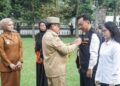 Sensus Ekonomi 2026 Dimulai, Ribuan Pelaku Usaha Salatiga Akan Didata hingga Agustus 34 Wali Kota Salatiga Robby Hernawan menyematkan atribut identitas sensus ekonomi 2026 kepada petugas di halaman Kantor Pemkot, Senin, 15 Juni 2026. (Dok.Prokompim Setda Salatiga/Lingkarjateng.id)