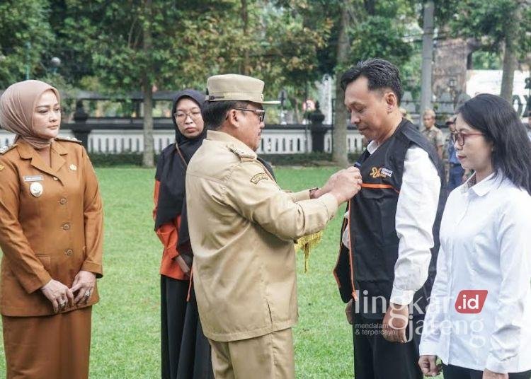 Wali Kota Salatiga Robby Hernawan menyematkan atribut identitas sensus ekonomi 2026  kepada petugas di halaman Kantor Pemkot, Senin, 15 Juni 2026. (Dok.Prokompim Setda Salatiga/Lingkarjateng.id)