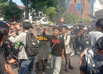 Ricuh, Demo Mahasiswa Salatiga Diwarnai Saling Dorong dengan Polisi saat Pembakaran Ban 26 Massa demonstran terlihat saling dorong dengan petugas kepolisian di depan Kantor DPRD Salatiga, Rabu, 17 Juni 2026. (Angga Rosa/Lingkarjateng.id)