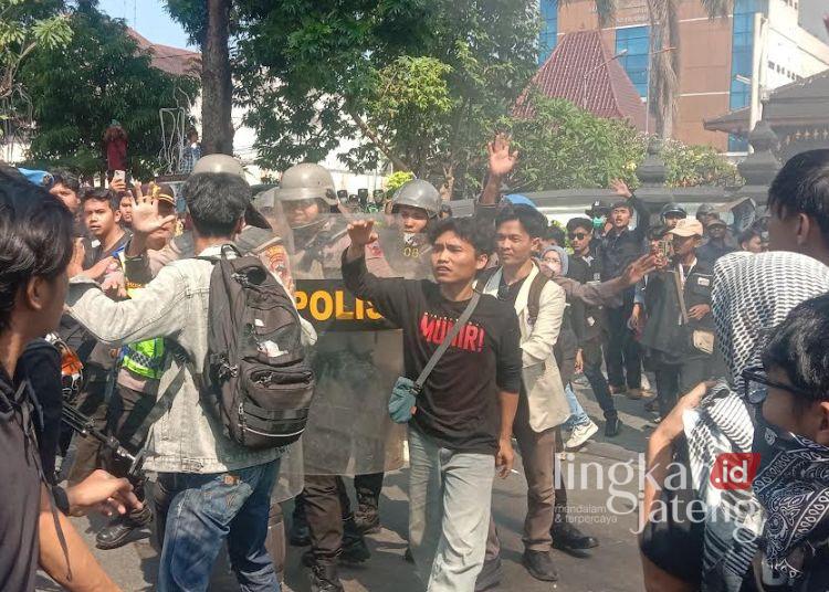 Massa demonstran terlihat saling dorong dengan petugas kepolisian di depan Kantor DPRD Salatiga, Rabu, 17 Juni 2026. (Angga Rosa/Lingkarjateng.id)