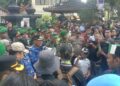 Wali Kota Salatiga Robby Hernawan saat menjawab tuntutan mahasiswa yang menggelar unjuk rasa di depan Kantor DPRD, Rabu, 17 Juni 2026. (Angga Rosa/Lingkarjateng.id)