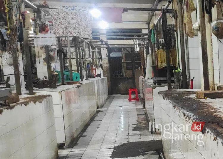 Harga Daging Sapi di Salatiga Tembus Rp140 Ribu/Kg, Pedagang Kompak Mogok Jualan 25 Los di Lantai 2 Pasar Raya 1 Salatiga terlihat lengang setelah pedagang mogok jualan imbas kenaikan harga daging sapi, Senin, 22 Juni 2026. (Angga Rosa/Lingkarjateng.id)