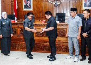 Wali Kota Salatiga Robby Hernawan menyerahkan nota pengantar Raperda Pertanggungjawaban Pelaksanaan APBD tahun anggaran 2025 kepada Ketua DPRD Dance Ishak Palit di ruang rapat DPRD, Senin, 222 Juni 2026. (Dok.Prokompim Setda Salatiga/Lingkarjateng.id)