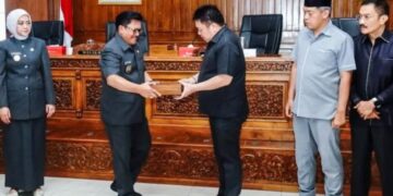 Salatiga Kembali Raih Opini WTP dari BPK, Robby Akui APBD 2025 Masih Perlu Penyempurnaan 10 Wali Kota Salatiga Robby Hernawan menyerahkan nota pengantar Raperda Pertanggungjawaban Pelaksanaan APBD tahun anggaran 2025 kepada Ketua DPRD Dance Ishak Palit di ruang rapat DPRD, Senin, 222 Juni 2026. (Dok.Prokompim Setda Salatiga/Lingkarjateng.id)