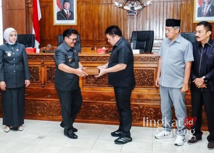 Salatiga Kembali Raih Opini WTP dari BPK, Robby Akui APBD 2025 Masih Perlu Penyempurnaan 25 Wali Kota Salatiga Robby Hernawan menyerahkan nota pengantar Raperda Pertanggungjawaban Pelaksanaan APBD tahun anggaran 2025 kepada Ketua DPRD Dance Ishak Palit di ruang rapat DPRD, Senin, 222 Juni 2026. (Dok.Prokompim Setda Salatiga/Lingkarjateng.id)