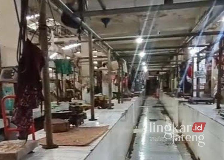Disdag Salatiga Imbau Pedagang Tetap Buka Lapak Meski Harga Daging Tinggi 25 Suasana los daging Pasar Raya Salatiga, yang sepi dipicu aksi mogok para pedagang, Senin, 22 Juni 2026. (Angga Rosa/Lingkarjateng.id)