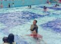 Pengunjung terlihat asyik bermain air di kolam renang Kalitaman, Salatiga, Rabu, 24 Juni 2026. (Angga Rosa/Lingkarjateng.id)