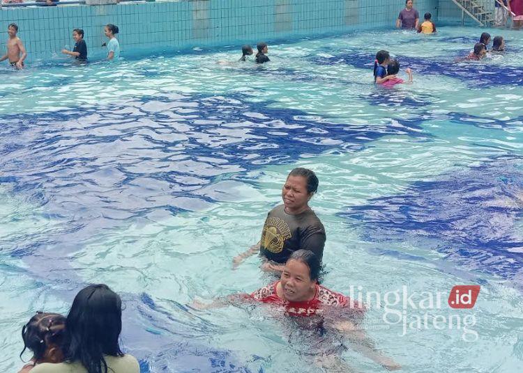 Libur Sekolah, Kolam Renang Kalitaman Salatiga Diserbu Pengunjung 25 Pengunjung terlihat asyik bermain air di kolam renang Kalitaman, Salatiga, Rabu, 24 Juni 2026. (Angga Rosa/Lingkarjateng.id)