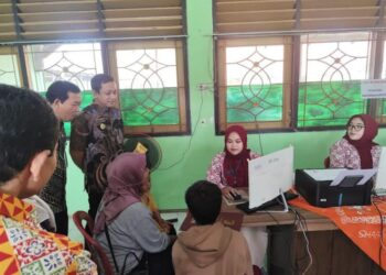 Wali Kota Pekalongan Afzan Arslan Djunaid (Aaf) meninjau langsung pelaksanaan Sistem Penerimaan Murid Baru (SPMB) Tahun 2026 di SMP Negeri 4 Pekalongan, Kamis, 25 Juni 2026. (Fahri Akbar/Lingkarjateng.id)