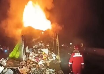 Truk pengangkut paket terbakar di ruas tol Semarang-Solo, Sabtu, 27 Juni 2026 dini hari. (Dok.Damkar Salatiga/Lingkarjateng.id)