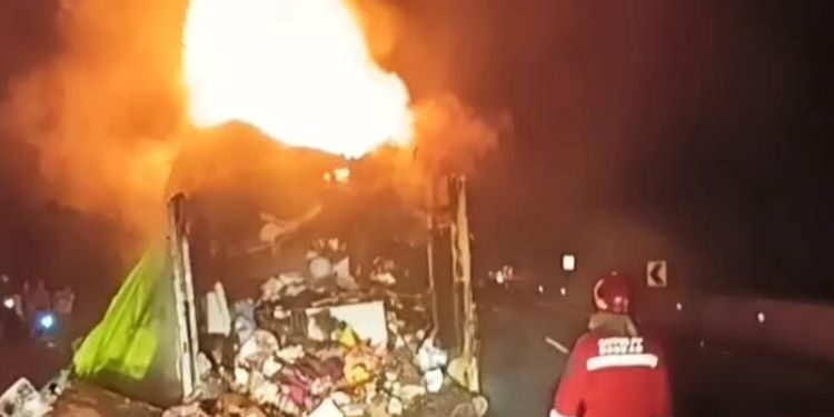 Truk pengangkut paket terbakar di ruas tol Semarang-Solo, Sabtu, 27 Juni 2026 dini hari. (Dok.Damkar Salatiga/Lingkarjateng.id)