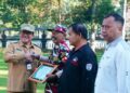 Wali Kota Salatiga Robby Hernawan memberikan piagam penghargaan kepada Kampung Bebas Narkoba saat apel luar biasa hari Anti Narkotika Internasional (HANI) dan Hari Keluarga Nasional (Harganas) ke-33 Tahun 2026 di Lapangan Pemkot Salatiga, Senin, 29 Juni 2026. (Dok.Prokompim Setda Salatiga/Lingkarjateng.id)