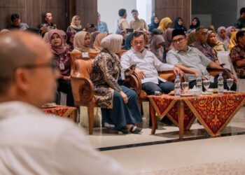 Wakil Ketua DPRD Provinsi Jawa Tengah Mohammad Saleh (kanan) saat  mendampingi Menteri Kependudukan dan Pembangunan Keluarga/Kepala BKKBN, Wihaji dalam acara pertemuan dengan ratusan Tim Pendamping Keluarga (TPK) di Ganesha Convention Hall di Kabupaten Purworejo, Kamis, 18 Juni 2026. (Dok. Pribadi/Lingkarjateng.id)
