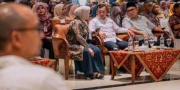 Pantau MBG 3B, Menteri Wihaji dan Waka DPRD Jateng Temui Ratusan TPK di Purworejo 16 Wakil Ketua DPRD Provinsi Jawa Tengah Mohammad Saleh (kanan) saat mendampingi Menteri Kependudukan dan Pembangunan Keluarga/Kepala BKKBN, Wihaji dalam acara pertemuan dengan ratusan Tim Pendamping Keluarga (TPK) di Ganesha Convention Hall di Kabupaten Purworejo, Kamis, 18 Juni 2026. (Dok. Pribadi/Lingkarjateng.id)
