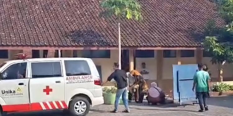 Evakuasi korban penikaman yang terjadi di SDN 2 Kalipancur, Kecamatan Ngaliyan, Kota Semarang, Jumat, 19 Juni 2026. (Dok. Pribadi/Lingkarjateng.id)