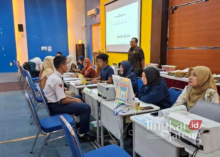 SPMB 2026, Sejumlah SMA Negeri di Semarang Masih Dibayangi Praktik Titip-Menitip Siswa 25 Suasana pendaftaran ulang SPMB 2026/2027 di SMA N 3 Semarang, Selasa, 23 Juni 2026. (Rizky Syahrul/Lingkarjateng.id)