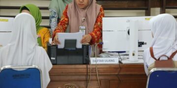 Suasana daftar ulang di SMAN 1 Semarang usai pengumuman SPMB tahap 1. (Dok. Pemprov Jateng/Lingkarjateng.id)