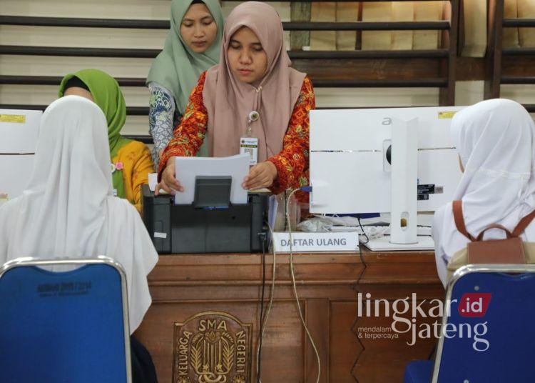 Dibuka hingga 25 Juni, Siswa Lolos SPMB Jateng Diminta Segera Daftar Ulang 25 Suasana daftar ulang di SMAN 1 Semarang usai pengumuman SPMB tahap 1. (Dok. Pemprov Jateng/Lingkarjateng.id)